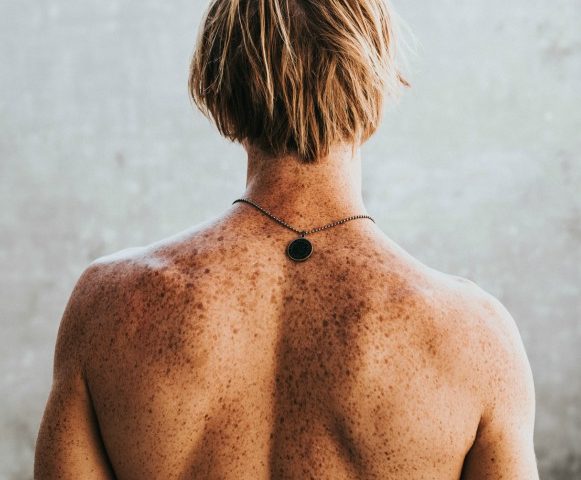 5 COMMON CAUSES OF PAIN UNDER YOUR SHOULDER BLADE